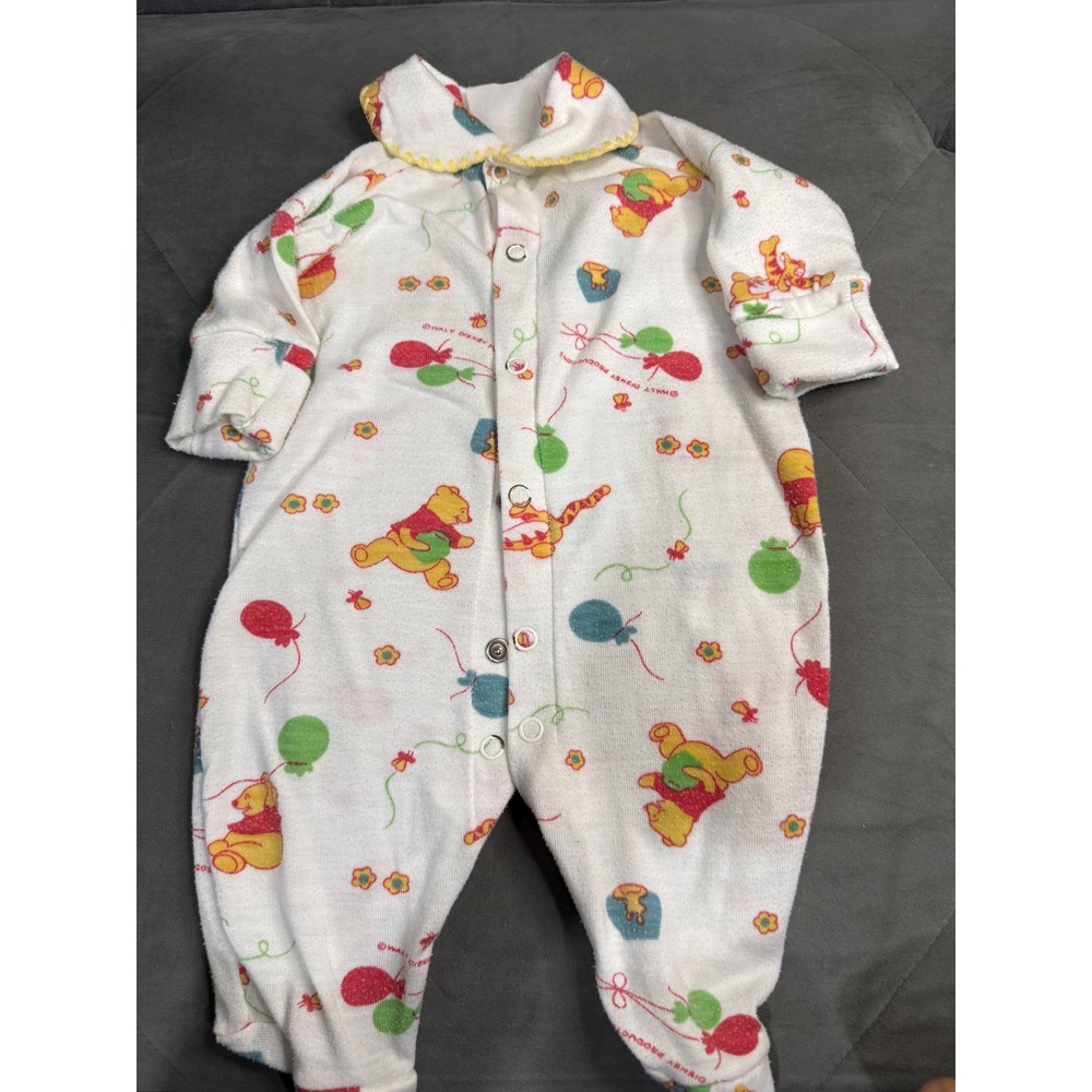 Vintage Walt‎ Disney Productions Winnie the Pooh Tigger White Baby Sleeper Snaps